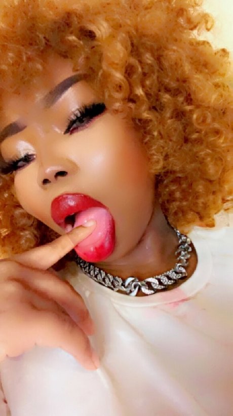 Naakte gelekte OnlyFans-foto van Tokyotea