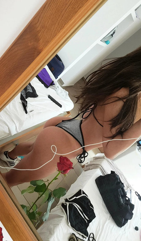 Naakte gelekte OnlyFans-foto van Madalina Mates