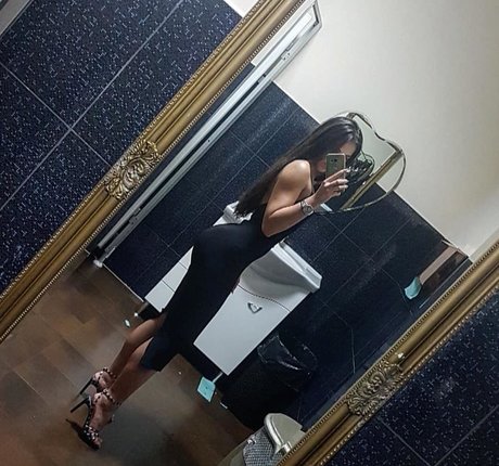 Naakte gelekte OnlyFans-foto van Madalina Mates