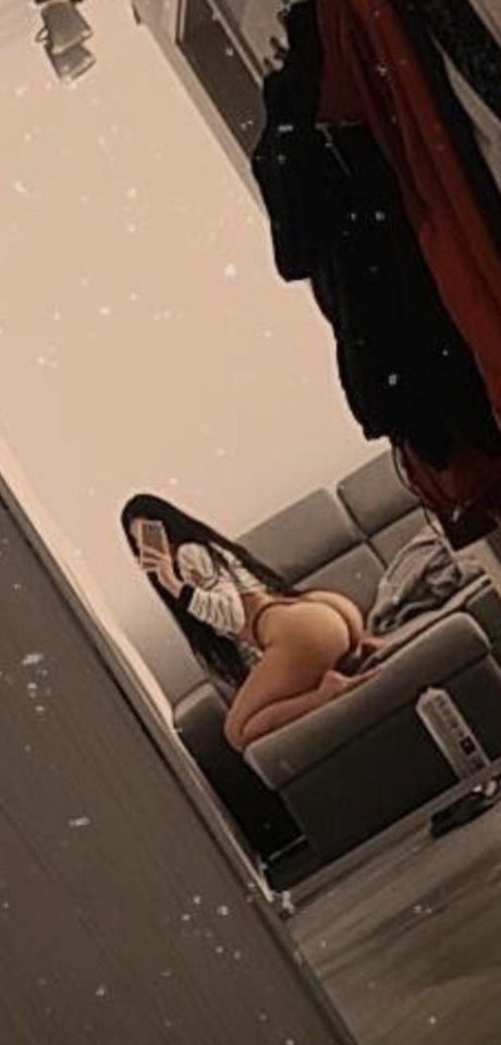 Naakte gelekte OnlyFans-foto van Madalina Mates