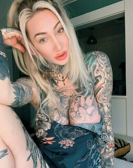Naakte gelekte OnlyFans-foto van Elizabeth Angel