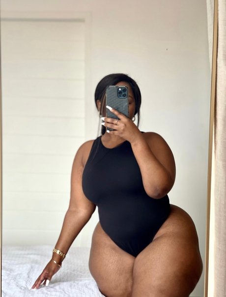Naakte gelekte OnlyFans-foto van Nako Tenza