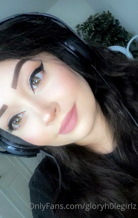 Naakte gelekte OnlyFans-foto van Gloryh0legirlz