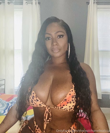 Naakte gelekte OnlyFans-foto van Therealchanellealicia