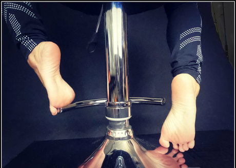Naakte gelekte OnlyFans-foto van Sweetfeetnzfree