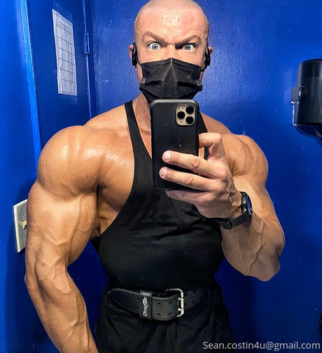 Naakte gelekte OnlyFans-foto van Seancostin