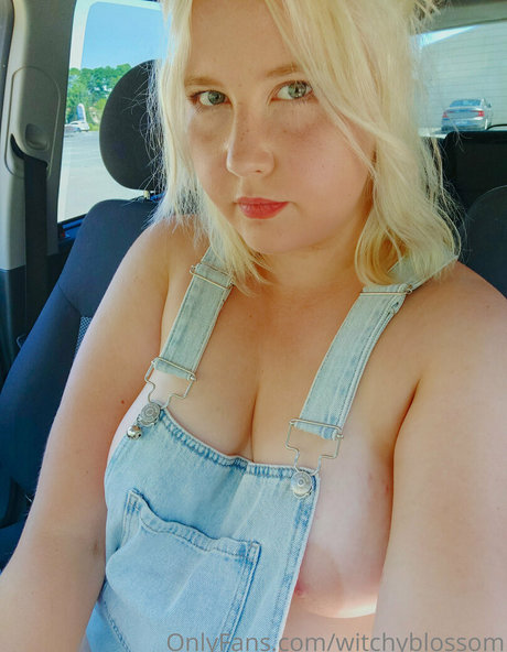 Naakte gelekte OnlyFans-foto van Witchyblossom