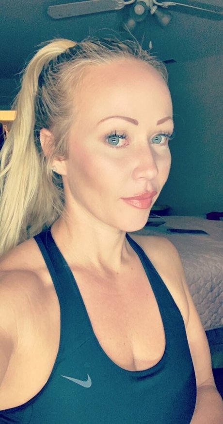 Naakte gelekte OnlyFans-foto van Thetayloredway