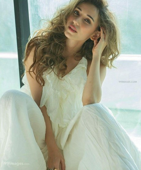 Naakte gelekte OnlyFans-foto van Heli Daruwala
