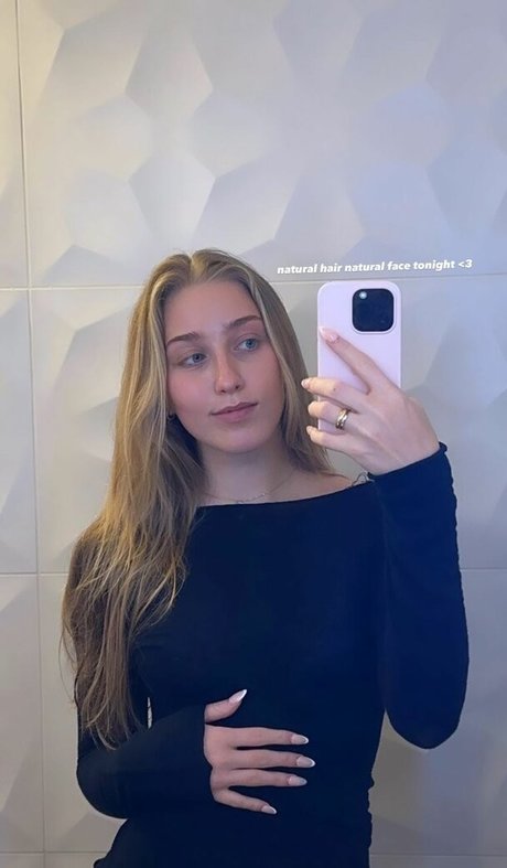 Naakte gelekte OnlyFans-foto van Juliette Bossu