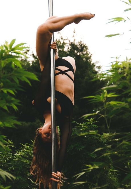 Naakte gelekte OnlyFans-foto van Danceincannabis