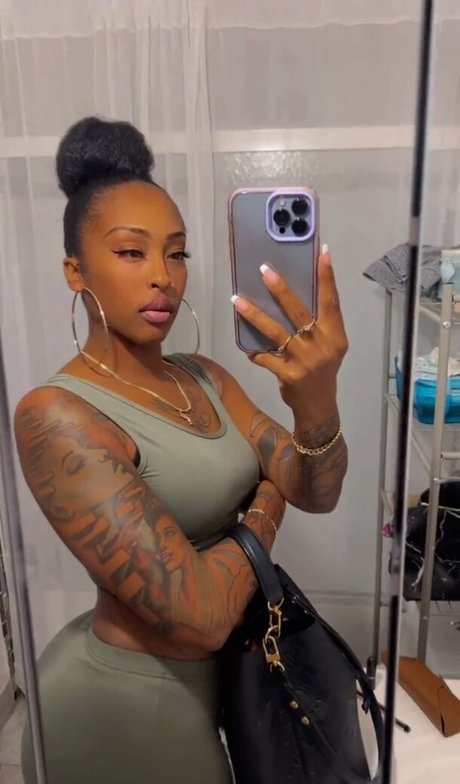 Naakte gelekte OnlyFans-foto van Nikita Knight