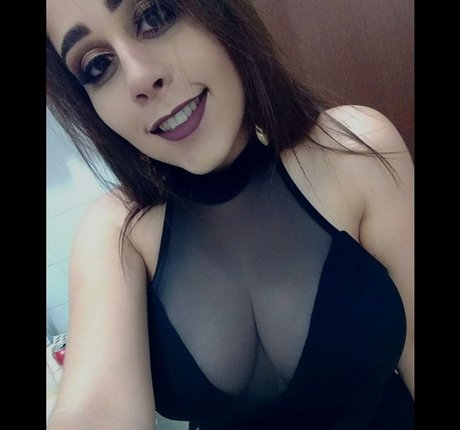 Naakte gelekte OnlyFans-foto van Millenecarolina