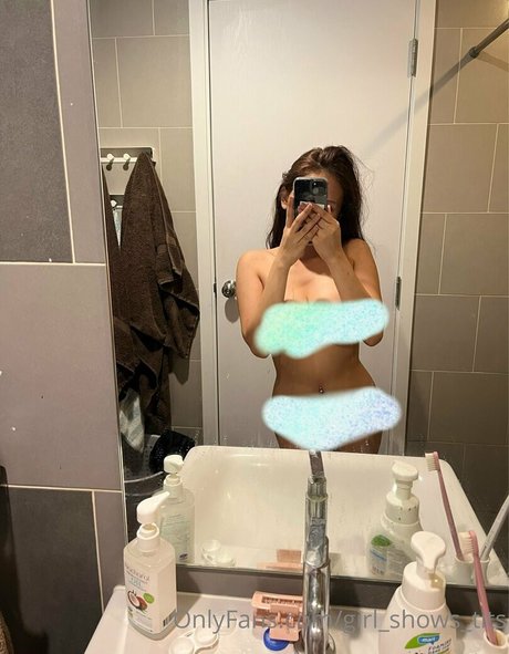 Girl_shows_tits