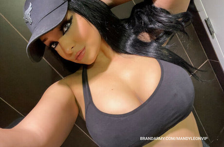 Naakte gelekte OnlyFans-foto van Mandy Leon