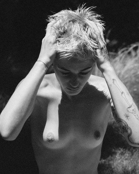 Naakte gelekte OnlyFans-foto van Esther Mcgregor