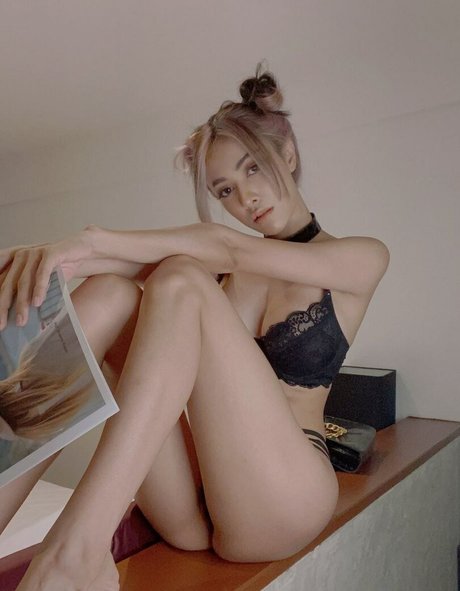 Naakte gelekte OnlyFans-foto van Bunnymutmai