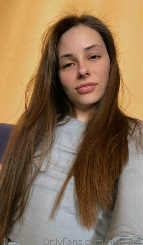 Naakte gelekte OnlyFans-foto van Ninaliiin