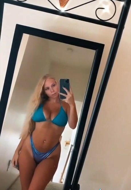 Naakte gelekte OnlyFans-foto van Savanna Calderone