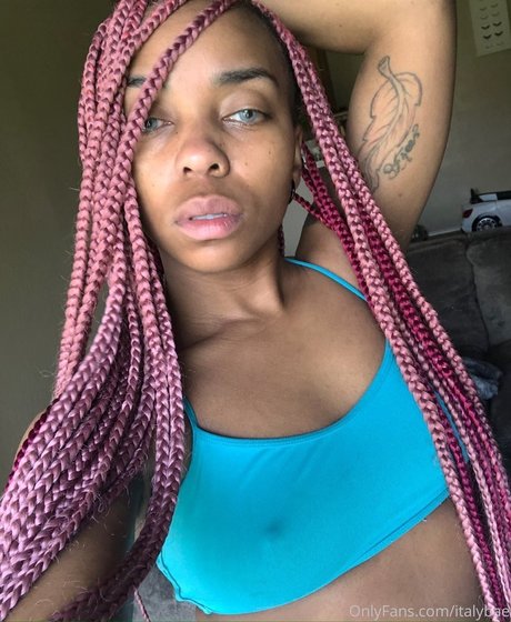 Naakte gelekte OnlyFans-foto van Italybae