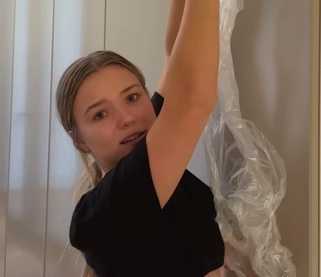 Naakte gelekte OnlyFans-foto van Julia Beautx
