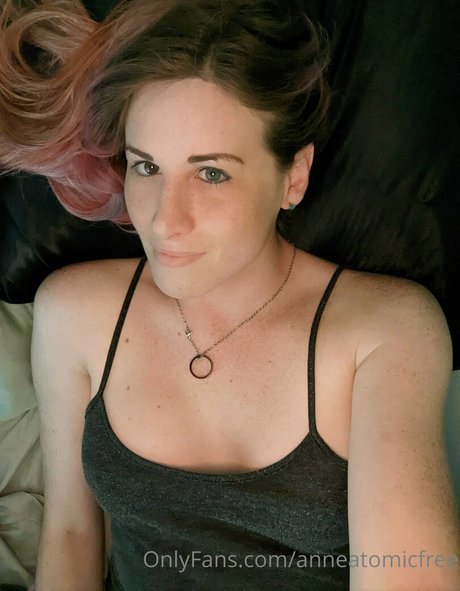 Naakte gelekte OnlyFans-foto van Anneatomicfree