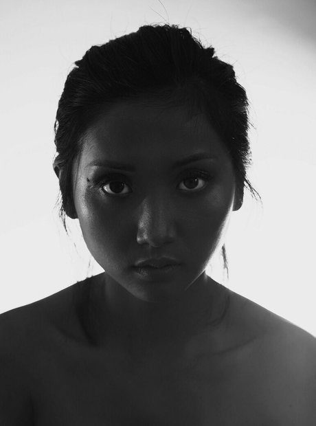 Naakte gelekte OnlyFans-foto van Brenda Song