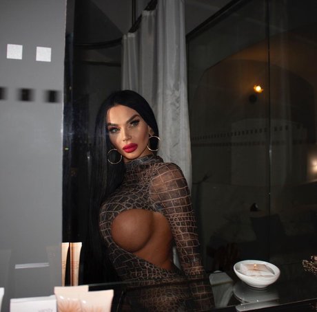 Naakte gelekte OnlyFans-foto van Adriane Linn