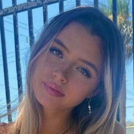 Naakte gelekte OnlyFans-foto van Ainsley Weber