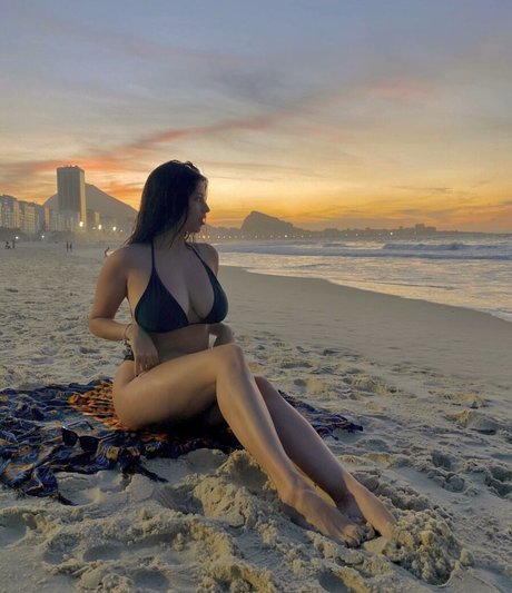 Naakte gelekte OnlyFans-foto van Anah Elisa