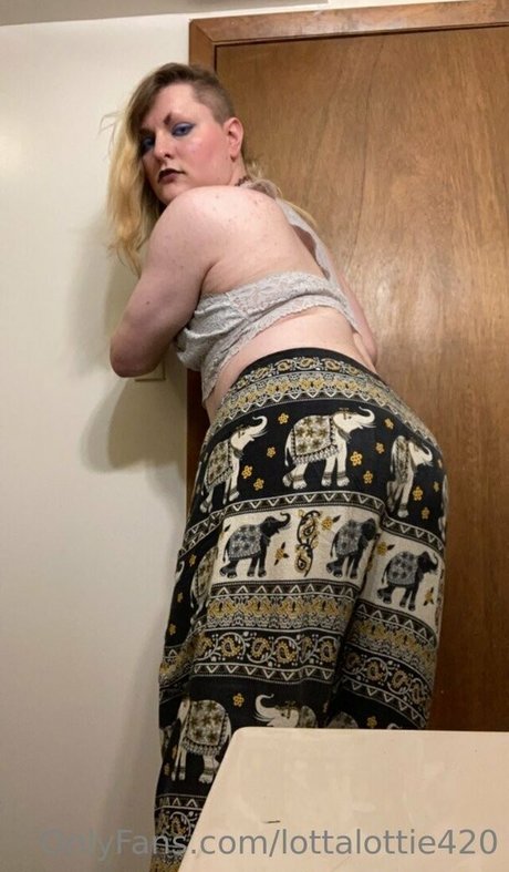 Naakte gelekte OnlyFans-foto van Lottalottie420