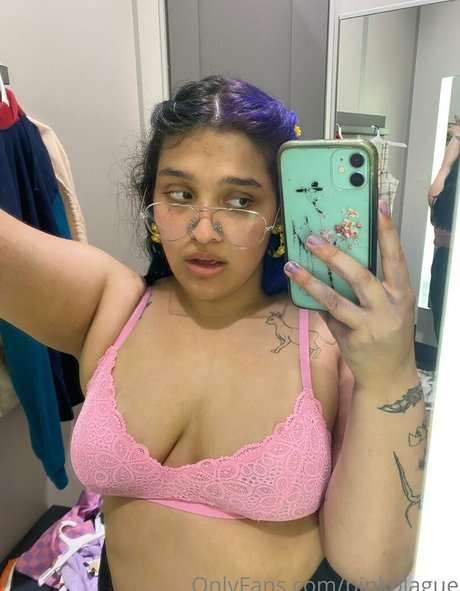 Naakte gelekte OnlyFans-foto van Pinkplague