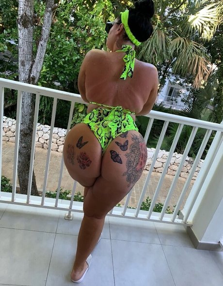 Naakte gelekte OnlyFans-foto van Naughtybitchhh8