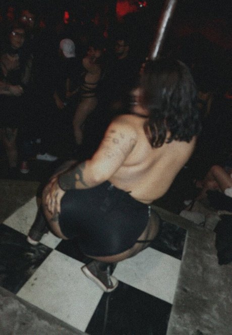 Naakte gelekte OnlyFans-foto van Rottenvenus