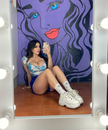 Naakte gelekte OnlyFans-foto van Vai Monroe