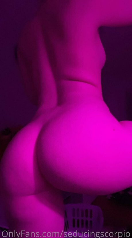 Naakte gelekte OnlyFans-foto van Seducingscorpio
