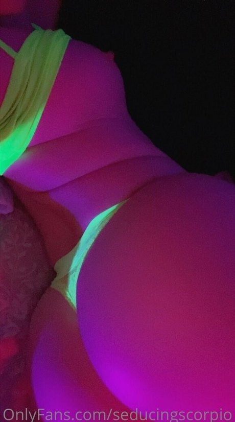 Naakte gelekte OnlyFans-foto van Seducingscorpio