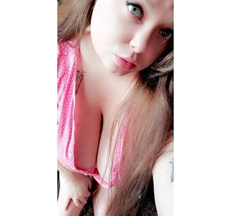 Naakte gelekte OnlyFans-foto van Busty Ambz