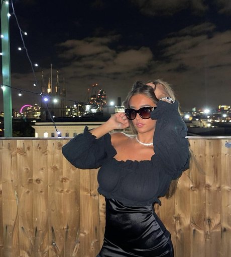 Naakte gelekte OnlyFans-foto van Camille Kathleen Bennetton