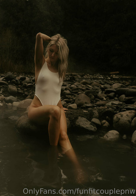 Naakte gelekte OnlyFans-foto van Funfitcouplepnw