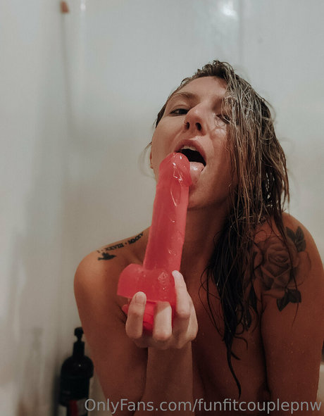 Naakte gelekte OnlyFans-foto van Funfitcouplepnw