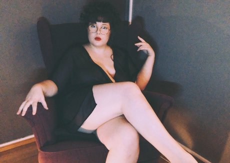 Naakte gelekte OnlyFans-foto van Adinaanger
