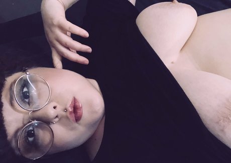 Naakte gelekte OnlyFans-foto van Adinaanger