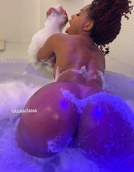 Naakte gelekte OnlyFans-foto van Yasantana