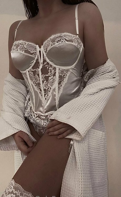 Naakte gelekte OnlyFans-foto van Enireves