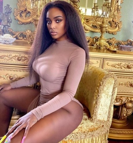 Naakte gelekte OnlyFans-foto van Amara La Negra