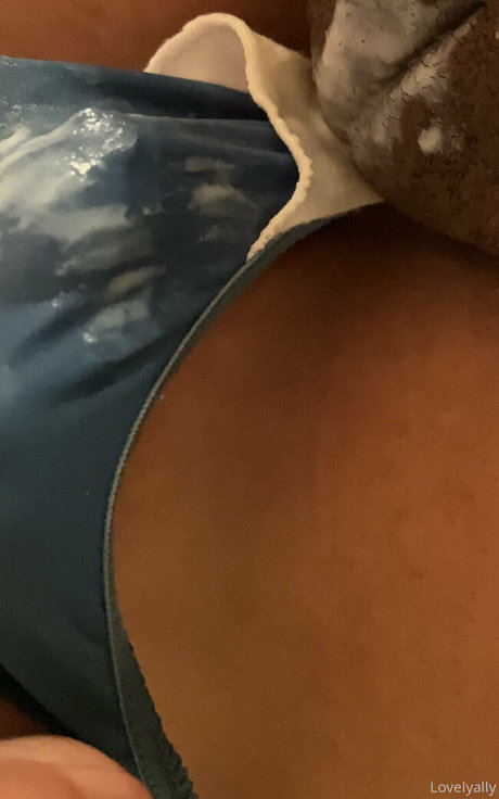 Naakte gelekte OnlyFans-foto van Allysquirtss