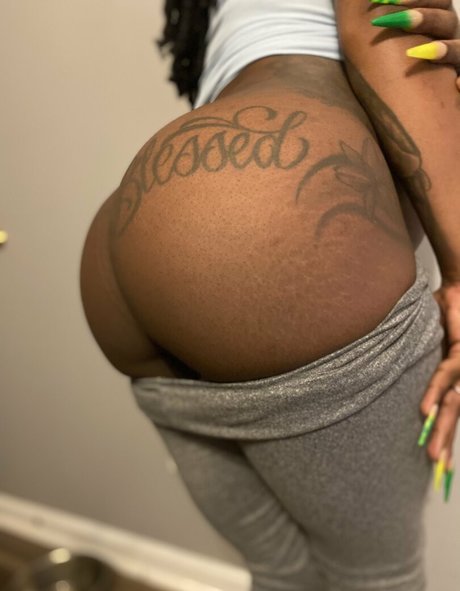 Naakte gelekte OnlyFans-foto van Thesarahbnkx