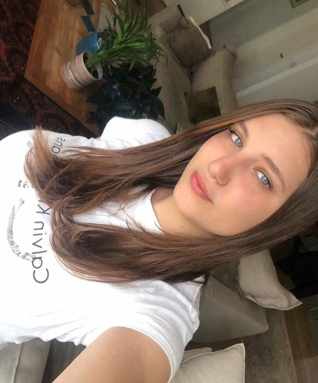 Naakte gelekte OnlyFans-foto van Shira Shabat