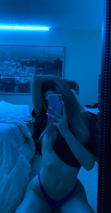 Naakte gelekte OnlyFans-foto van Angelinaguercio